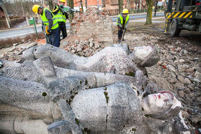 Lidzbark Warminski, demontaz Pomnika Wdziecznosci Armii Radzieckiej, na skutek wejscia w zycie ustawy dekomunizacyjnej. EU, PL, warm-maz. Lotnicze.