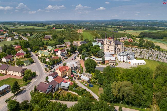 Sulislawice, panorama wsi z kosciolem parafialnym