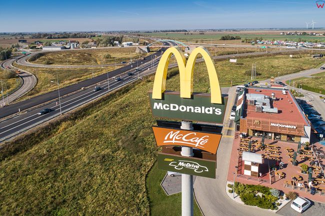 Nowy Dwor Gdanski, 06.10.2018 r. McDonalds na tle drogi nr 7 EU, PL, Pomorskie, Lotnicze