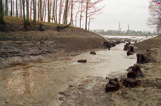 EU, Pl, warm-maz. Gorowo Ilaweckie, powodz 2-3.02.2000 r. Resztki wody splywajace ze zbiornika.