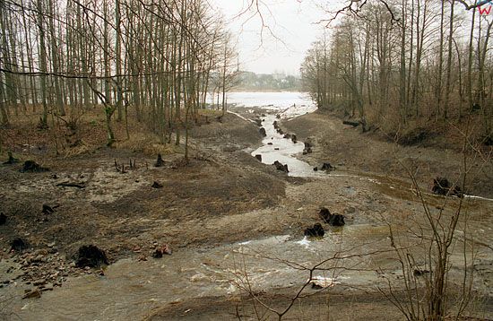 EU, Pl, warm-maz. Gorowo Ilaweckie, powodz 2-3.02.2000 r. Resztki wody splywajace ze zbiornika.