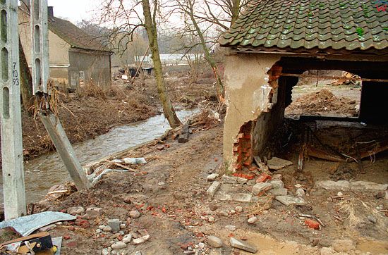 EU, Pl, warm-maz. Gorowo Ilaweckie, powodz 2-3.02.2000 r. Zniszczenia miasta po przejsciu wody.
