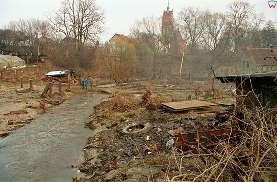 EU, Pl, warm-maz. Gorowo Ilaweckie, powodz 2-3.02.2000 r. Zniszczenia miasta po przejsciu wody.
