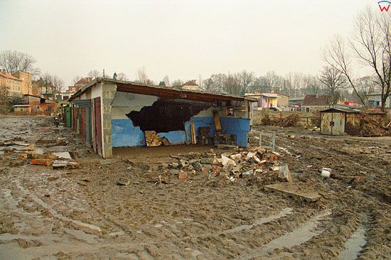 EU, Pl, warm-maz. Gorowo Ilaweckie, powodz 2-3.02.2000 r. Zniszczenia miasta po przejsciu wody.

