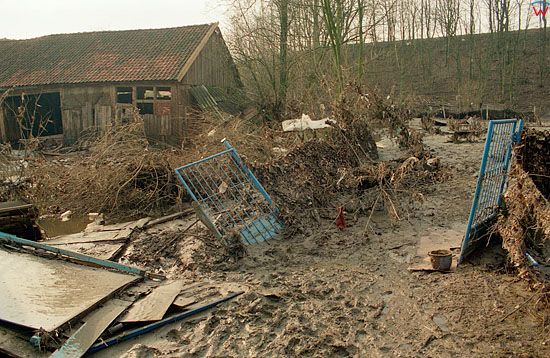 EU, Pl, warm-maz. Gorowo Ilaweckie, powodz 2-3.02.2000 r. Zniszczenia miasta po przejsciu wody.