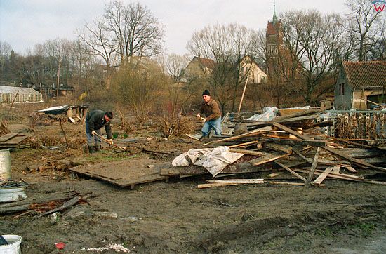 EU, Pl, warm-maz. Gorowo Ilaweckie, powodz 2-3.02.2000 r. Usuwanie skutkow fali powodziowej.
