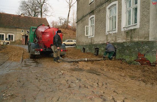 EU, Pl, warm-maz. Gorowo Ilaweckie, powodz 2-3.02.2000 r. Usuwanie skutkow fali powodziowej.
