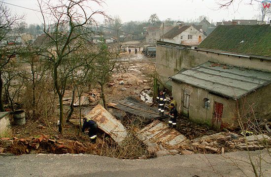 EU, Pl, warm-maz. Gorowo Ilaweckie, powodz 2-3.02.2000 r. Zniszczenia miasta po przejsciu wody.