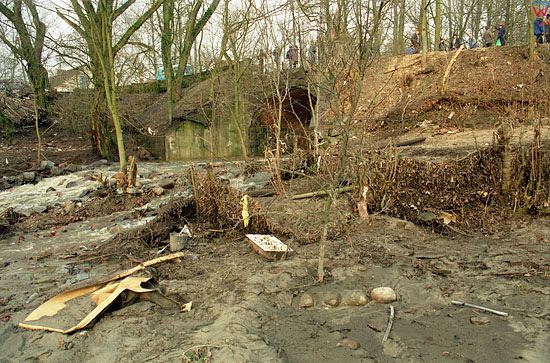 EU, Pl, warm-maz. Gorowo Ilaweckie, powodz 2-3.02.2000 r. Zniszczenia miasta po przejsciu wody.
