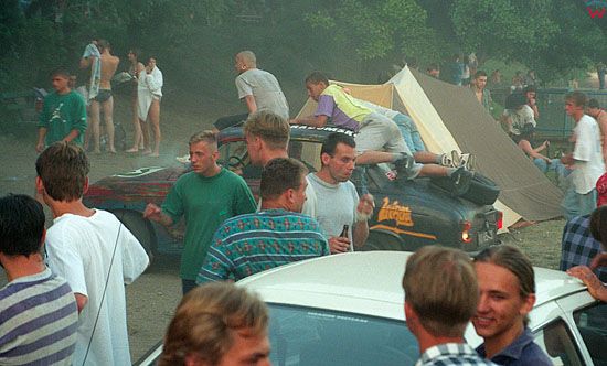 EU, Pl, warm-maz. Piknik Country MrÄ…gowo 31-07-1993 r. Rownolegle z trwajacym koncertem mlodziez bawi sie na swoj sposob.