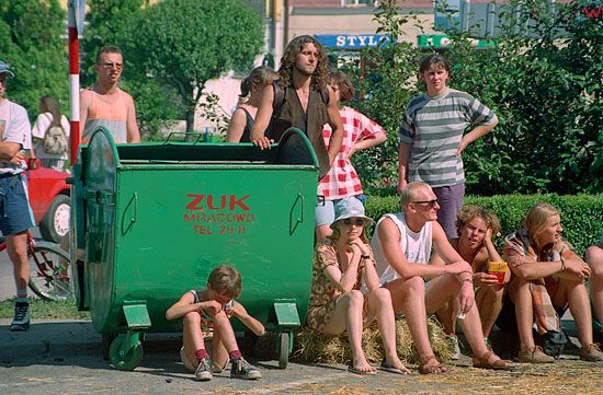 EU, Pl, warm-maz. Piknik Country MrÄ…gowo 30-07-1994 r. Ulice miasta w trakcie trwania koncertu.