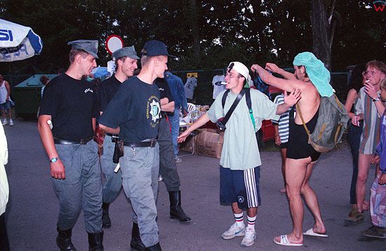 EU, Pl, warm-maz. Piknik Country MrÄ…gowo 29-07-1995 r. Ulice miasta w trakcie trwania koncertu.