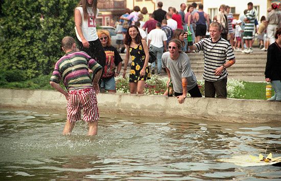 EU, Pl, warm-maz. Piknik Country MrÄ…gowo 29-07-1995 r. Upal zacheca mlodziez do kapieli w miejskiej fontannie.