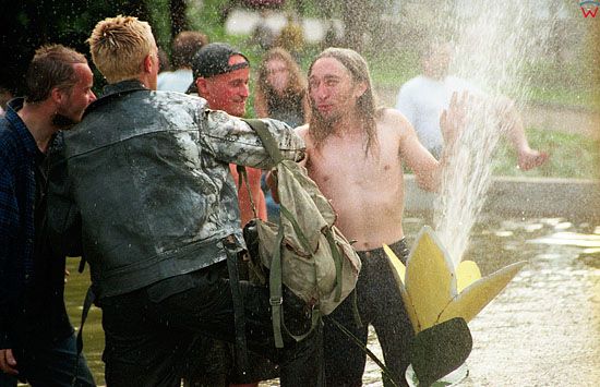 EU, Pl, warm-maz. Piknik Country MrÄ…gowo 29-07-1995 r. Upal zacheca mlodziez do kapieli w miejskiej fontannie.