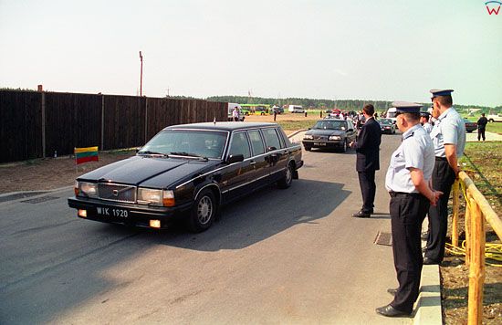 EU, Pl, warm-maz. Podroz Apostolska Jana PawĹ‚a II do Polski.  przejazd Papieza ulicami Elku dn. 08-06-1999 r.