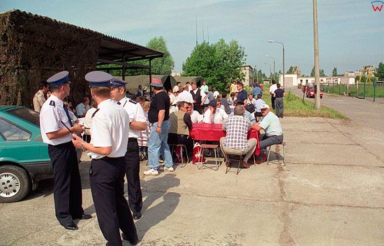 EU, Pl, warm-maz. Podroz Apostolska Jana PawĹ‚a II do Polski.  Sluzby policyjne w dn. 08-06-1999 r. w EĹ‚ku.