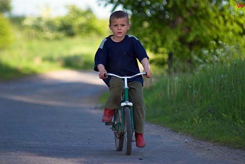 Chłopiec na rowerze. Okolica wsi Piotraszewo.