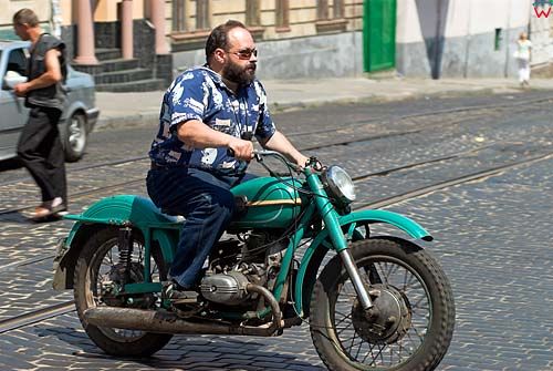 Lwów. motocyklista na ulicy Horodockiej.
