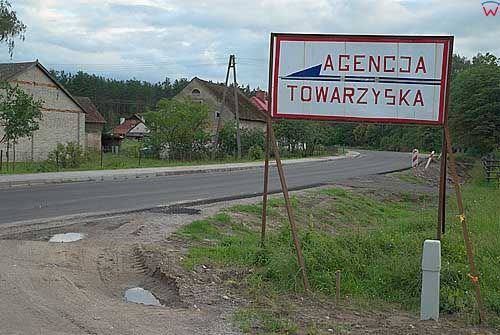 Tablica przy drodze Suwalki-Olecko.