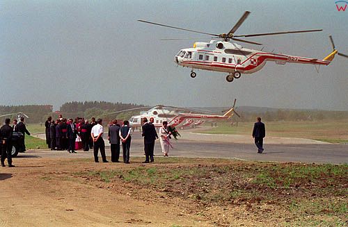 Elk, 8  czerwiec 1999 r. Pielgrzymka Jana Pawła II do Polski. Ladowanie papieskiego helikoptera.
