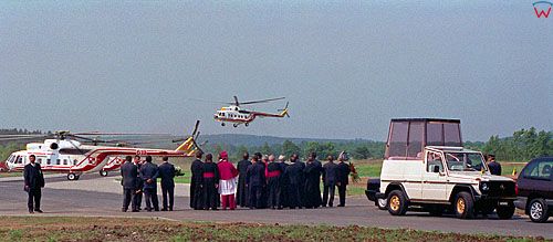 Elk, 8 czerwiec 1999 r. Pielgrzymka Jana Pawła II do Polski. Ladowanie helikopterow papieskich.