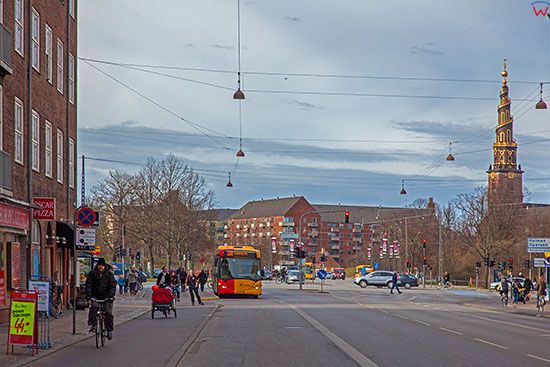 Kopenhaga (Dania). Ulica Amagerbrogade z widocznym kosciolem Church of Our Saviour