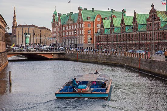 Kopenhaga (Dania). Statek wycieczkowy na kanale okalajacym wyspe Slotsholmen