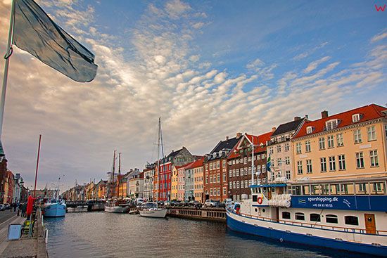 Kopenhaga (Dania). Nyhavn, portowy zaulek nad kanalem w starej czesci miasta