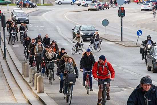 Kopenhaga (Dania). Mieszkancy miasta wracjacy po pracy do domow ulica Borshgade