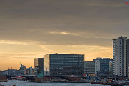 Kopenhaga (Dania). Panorama przez kanal na most Langebro