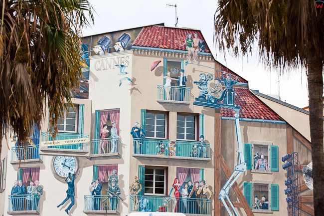 Cannes, (Francja) 14.09.2015 r. kamienica przy Rue Felix Faure ozdobiona malowidlami ze scen filmowych.