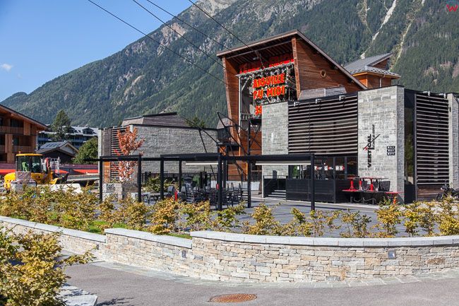 Chamonix (Francja) 09.09.2015 r. dolna stacja kolejki prowadzacej na sczyt Aiguille du Midi w alpach.