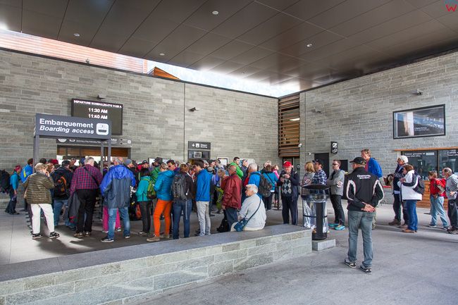 Chamonix (Francja) 09.09.2015 r. dolna stacja kolejki prowadzacej na sczyt Aiguille du Midi w alpach. N/z turysci w oczekiwaniu na wagon kolejki.