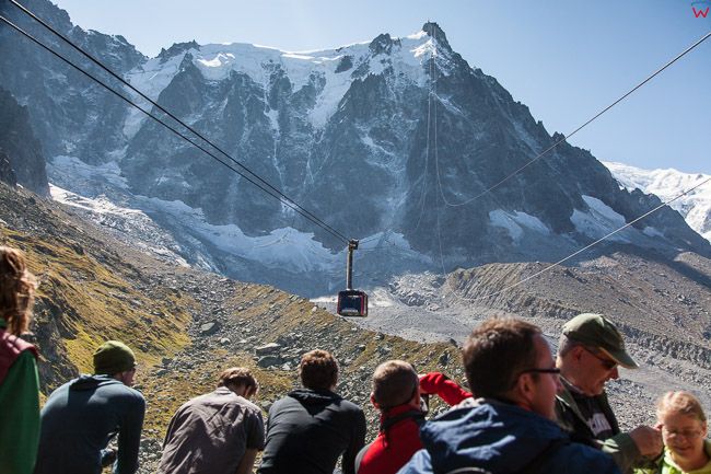 Chamonix (Francja) 09.09.2015 r. pierwsza stacja kolejki prowadzacej na sczyt Aiguille du Midi w alpach. N/z turysci w oczekiwaniu na wagon kolejki.