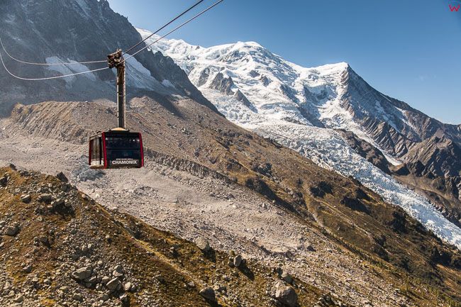 Chamonix (Francja) 09.09.2015 r. pierwsza stacja kolejki prowadzacej na sczyt Aiguille du Midi w alpach. N/z wagon kolejki zjezdzajacy ze szczytu.
