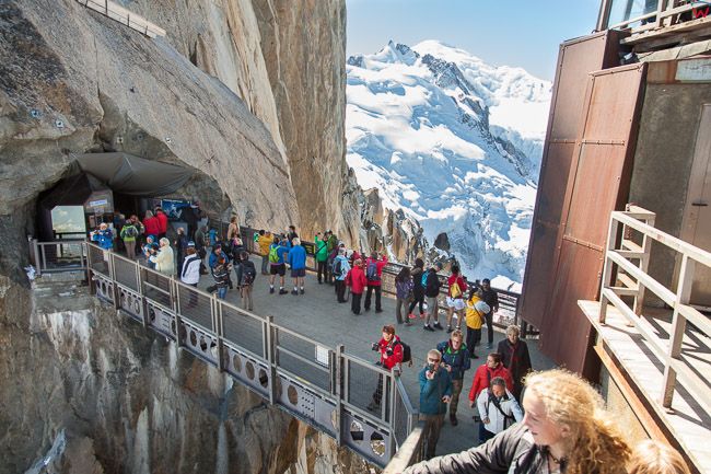 Aiguille du Midi 3842 m n.p.m. (Francja) 09.09.2015 r szczyt i jednoczesnie gorna stacja kolejki gorskiej. N/z turysci odpoczywajacy i podziwiajacy panorame Alp.