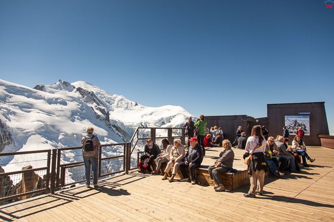 Aiguille du Midi 3842 m n.p.m. (Francja) 09.09.2015 r szczyt i jednoczesnie gorna stacja kolejki gorskiej. N/z turysci odpoczywajacy i podziwiajacy panorame Alp.