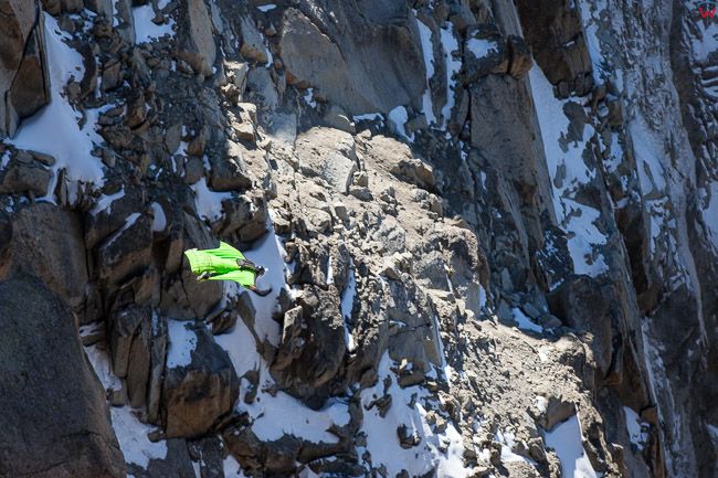Aiguille du Midi 3842 m n.p.m. (Francja) 09.09.2015 r szczyt i jednoczesnie gorna stacja kolejki gorskiej. N/z wingsuit skaczacy z wierzcholka.