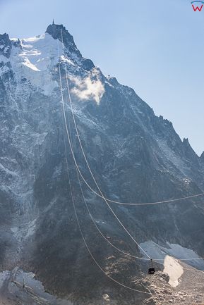 Chamonix (Francja) 09.09.2015 r. pierwsza stacja kolejki prowadzacej na sczyt Aiguille du Midi w alpach. N/z wagon kolejki zjezdzajacy ze szczytu.