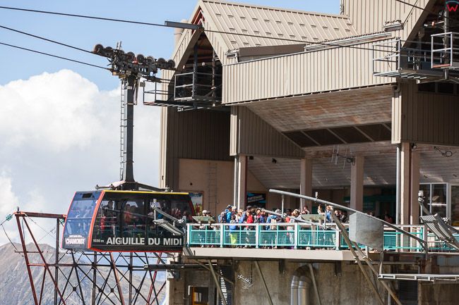 Chamonix (Francja) 09.09.2015 r. pierwsza stacja kolejki prowadzacej na sczyt Aiguille du Midi w alpach. N/z wagon kolejki zjezdzajacy ze szczytu.