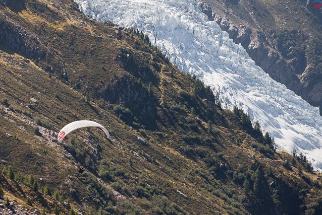 Aiguille du Midi 3842 m n.p.m. (Francja) 09.09.2015 r. N/z paralotniarz lecacy w kierunku Mont Blanc.