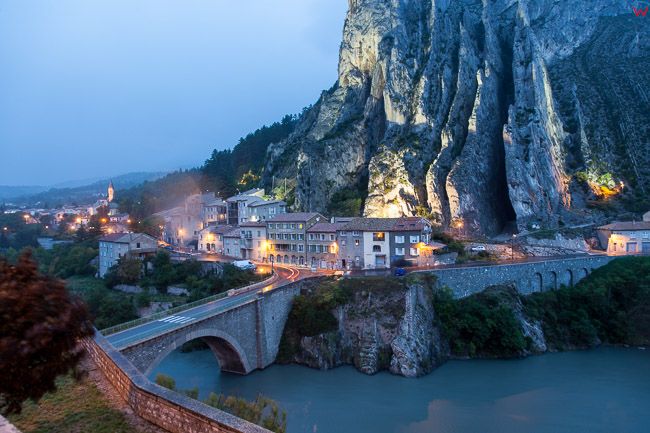 Sisteron, (Francja) 13.09.2015 r. panorama na most nad rzeka La Durancei Le Buech.