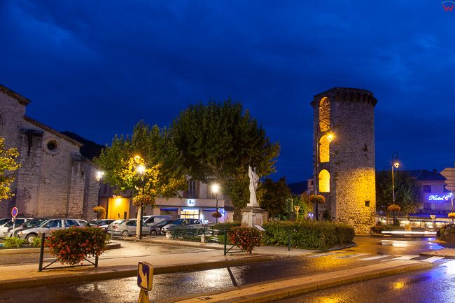 Sisteron, (Francja) 13.09.2015 r. ulice miasta wieczorowa pora.
