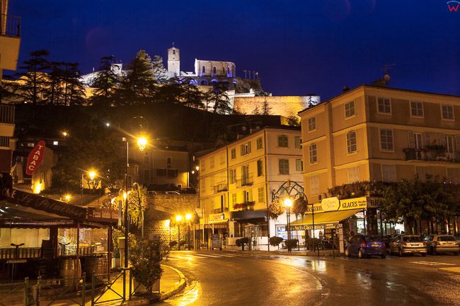 Sisteron, (Francja) 13.09.2015 r. ulice miasta wieczorowa pora, widok na twierdze.