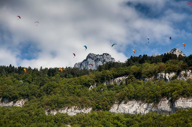 Tolloires (Francja), 08.09.2015 r. Paralotnie latajace nad Alpami.