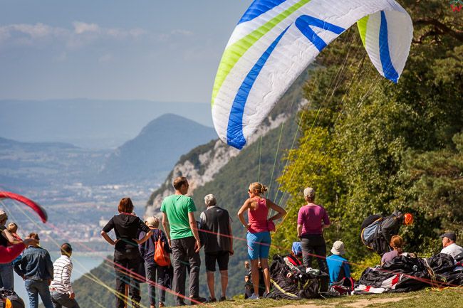 Tolloires (Francja), 08.09.2015 r. Paralotnie latajace nad Alpami n/z startowisko nad jeziorem Annecy.