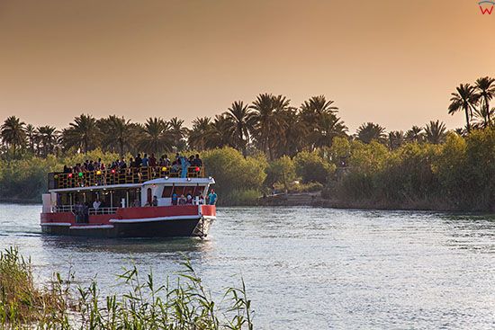 Irak, Babilon. Statek wycieczkowy na Eufracie.