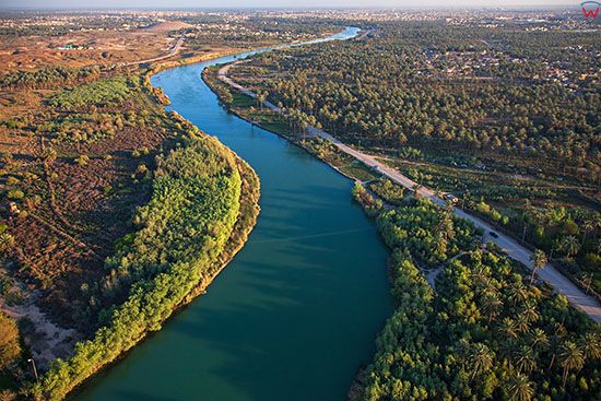 Irak, Babilon. Rzeka Eufrat w poludnioej czesci Babilonu. Lotnicze.