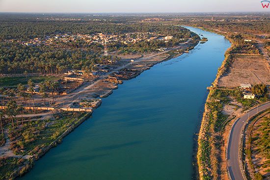 Irak, Babilon. Rzeka Eufrat na wysokosci Palacu Prezydenckiego. Lotnicze.