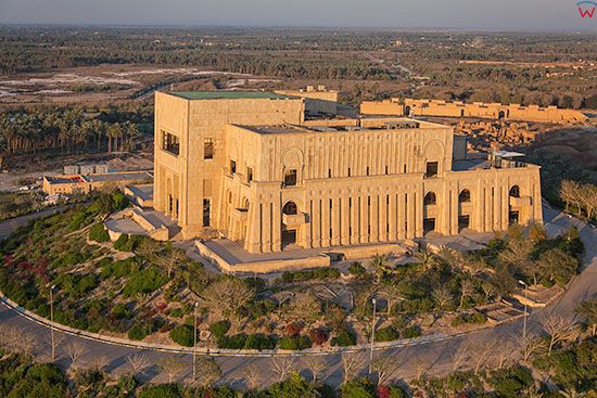Irak, Babilon. Panorama na Palac Prezydencki zamieszkiwany przez Saddama Husajna. Lotnicze.